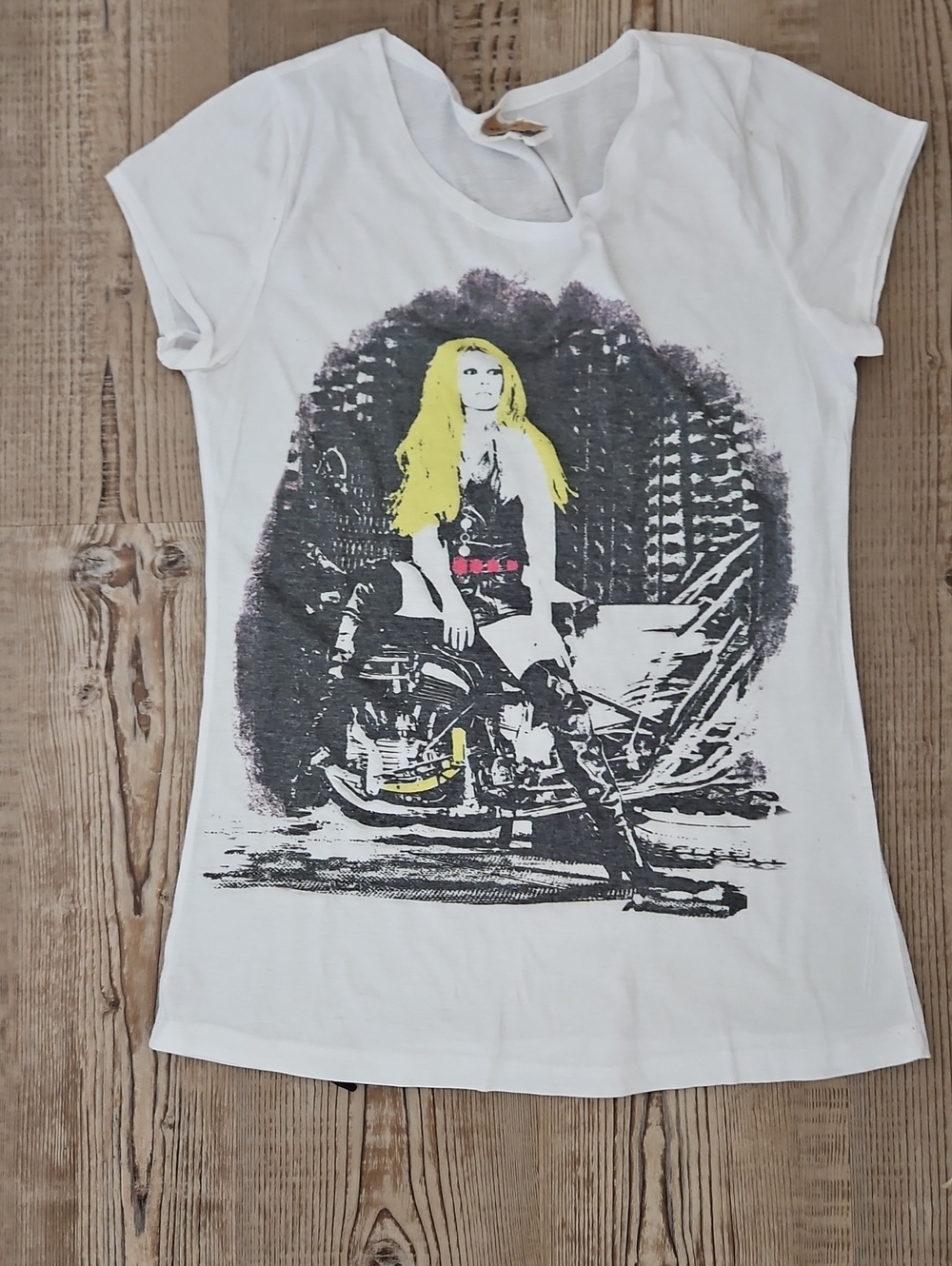Bellezza Vintage Y2K Graphic Tee White Scoop Neck Biker Rock Grunge Top